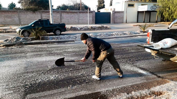 Esparcieron sal por las calles que sufrieron congelamiento por las heladas