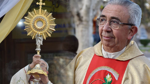 Piden oraciones por la salud del padre Pancho Alarcón