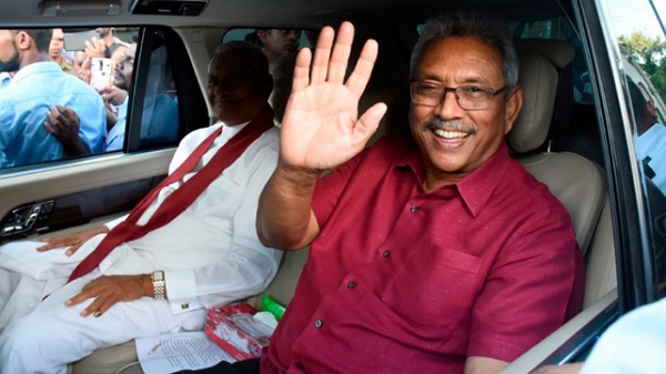 El presidente de Sri Lanka renunció por email tras escapar a Singapur