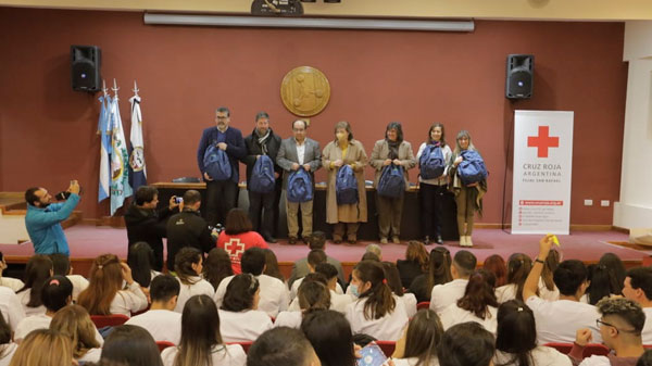 Estudiantes de enfermería recibieron mochilas técnicas