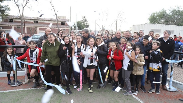 Emir Félix inauguró una cancha de hockey profesional en Monte Comán