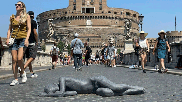 El arte como arma política: una escultura sobre inmigrantes en pleno centro romano