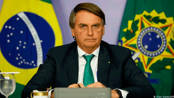 Bolsonaro forcejeó con un youtuber que lo insultó a la salida de la residencia presidencial