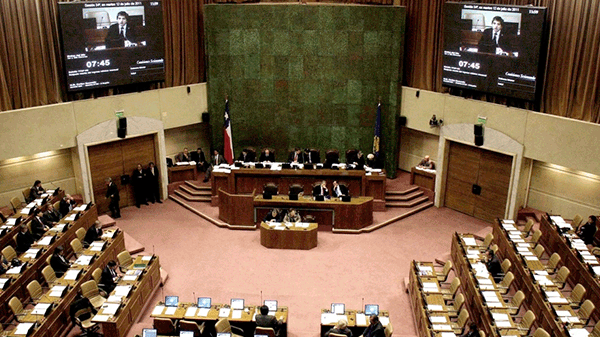 Trompadas entre diputados en el Congreso de Chile, en las vísperas del plebiscito