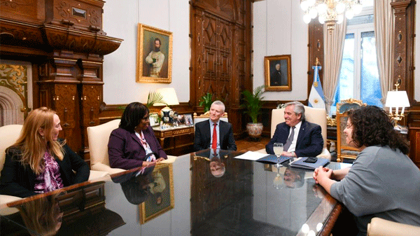 El presidente recibió a la directora de la Organización Panamericana de la Salud, Carissa Etienne