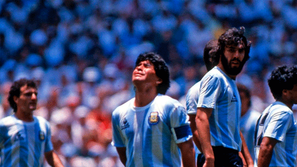 La camiseta que usó Maradona en la final de México ’86 vuelve a manos argentinas