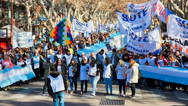 Docentes protestarán en la Legislatura en el discurso de Suárez