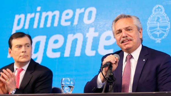 “La Argentina es una y no puede haber regiones más beneficiadas que otras”, dijo el Presidente al entregar 800 viviendas en Santiago del Estero