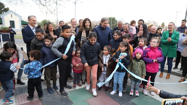 Se inauguró una plaza blanda con modernos juegos infantiles