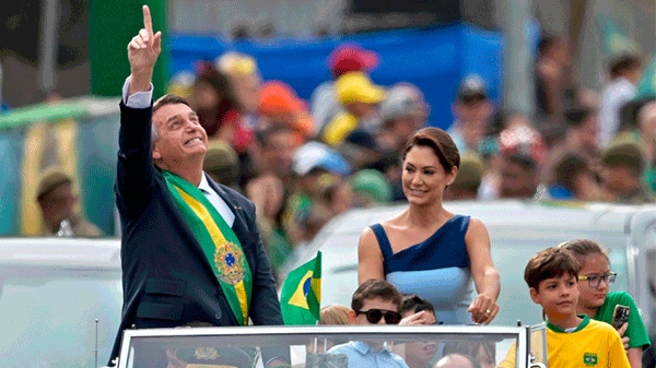 Bolsonaro ignoró el Bicentenario, llevó a miles a la calle y gritó que tiene vigor sexual