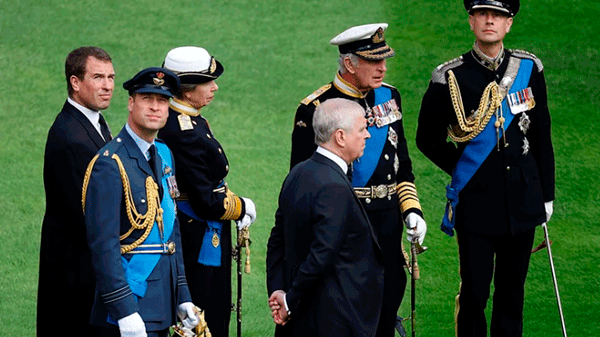 Qué uniformes y medallas lució la familia real en el funeral de la reina Isabel II