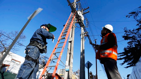 Las compañías eléctricas compartirán los postes con los prestadores de internet