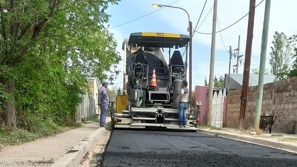 Iniciaron los trabajos de asfalto en la Isla Río Diamante