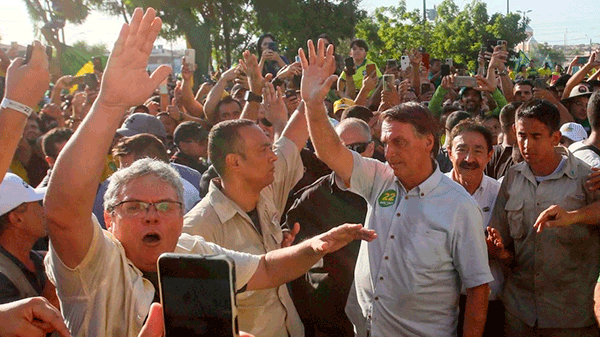 De madrugada y a los gritos, Bolsonaro salió a desmentir acusaciones de pedofilia