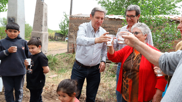 Félix inauguró otra red de agua potable