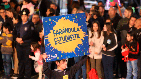 Con gran cantidad de carros, música y comparsa vuelve la Farándula Estudiantil