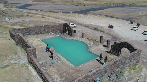 Turistas deslumbrados con el Valle de El Sosneado, la Laguna y las Termas del Hotel