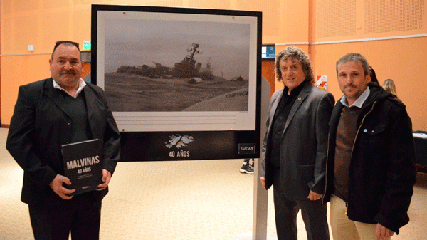 A 40 años de la guerra, se inauguró una muestra fotográfica de Malvinas