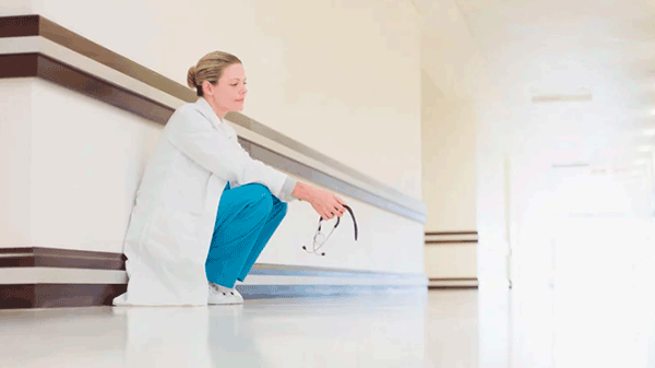 “Escaleras rotas”: cuáles son los obstáculos que encuentran las mujeres en el sistema de salud