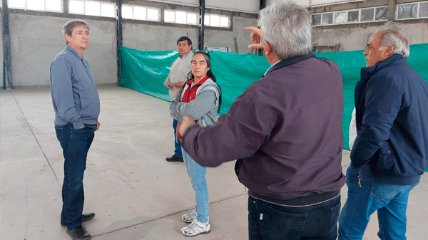 Félix visitó la obra del polideportivo que construye en Municipio en El Sosneado