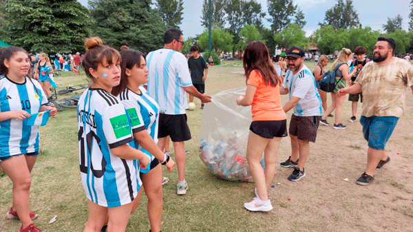Limpieza del parque después del partido