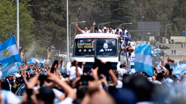 Revolución por los campeones del mundo: cinco millones de hinchas celebraron con la Selección en una fiesta con final imprevisto