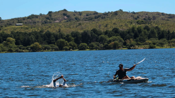 Nadador con discapacidad motriz cruzará el lago de Los Reyunos