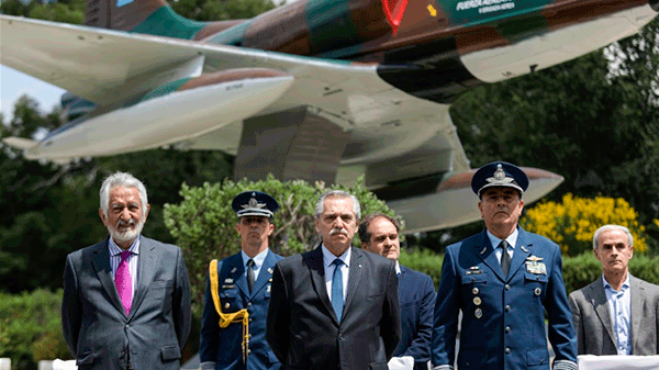 El Presidente encabezó un homenaje a los caídos en Malvinas al llegar a San Luis