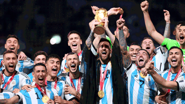 Mundial de Qatar 2022: cuál es el significado de la túnica que lució Lionel Messi al levantar la copa
