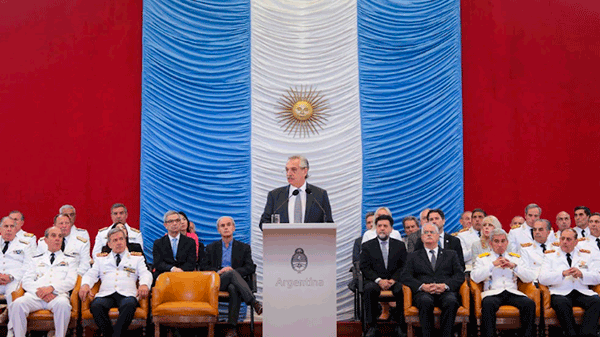 El Presidente encabezó la ceremonia de egreso conjunto de oficiales de las Fuerzas Armadas