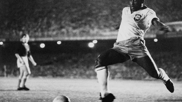 Muere Pelé: el insólito partido en Colombia en el que «O Rei» fue expulsado pero el público obligó a que volviera a la cancha y a que expulsaran al árbitro