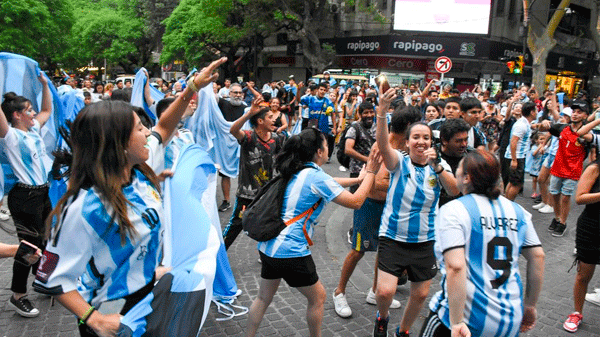 Suárez propone que los festejos deportivos se hagan en las plazas de barrio
