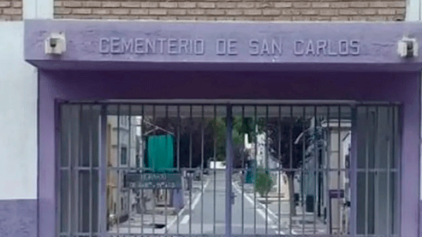 Se le cayó la pelota dentro de un cementerio, la fue a buscar y nunca salió