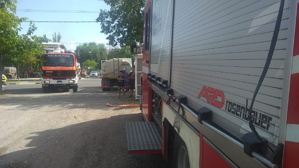 El Municipio colaboró con camiones hidrantes para combatir el fuego en el aserradero