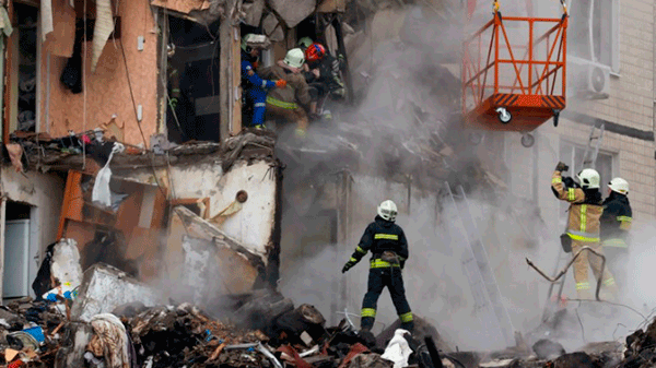 Al menos 30 muertos por ataque ruso con misiles a un edificio de apartamentos en Ucrania