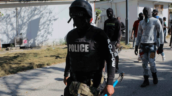 Efectivos policiales protestan en Haití por el asesinato de agentes