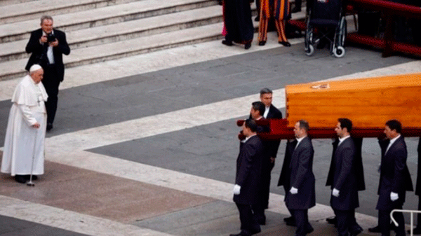 El papa Francisco presidió el funeral de Benedicto XVI ante una multitud en el Vaticano