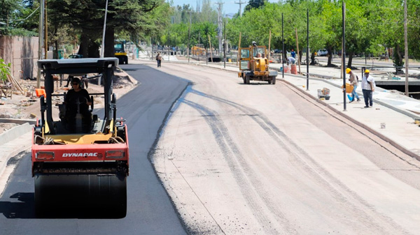 Iniciaron las obras de asfalto en calle Cinca en el paseo Dean Funes