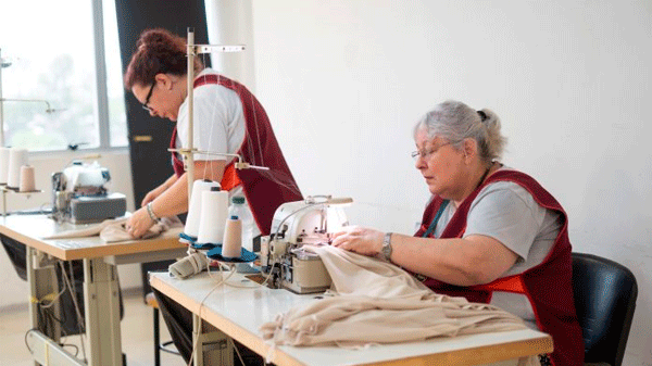 Las modistas trabajan en el nuevo vestuario de la Fiesta Nacional de la Vendimia 2023