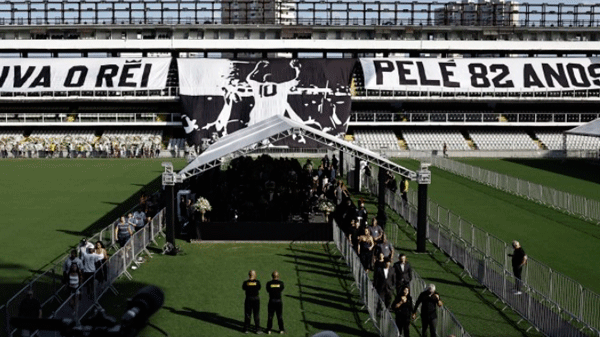 El último adiós a Pelé: inició el cortejo fúnebre tras una despedida multitudinaria en el estadio del Santos