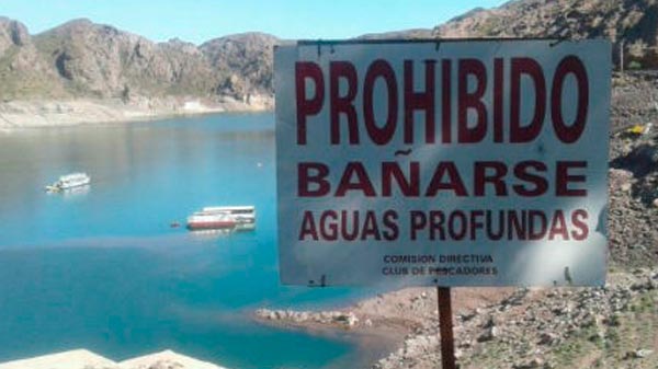 Desde Recursos Naturales advierten que “está prohibido bañarse en los lagos”