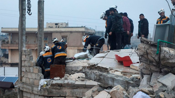 Miles de muertos y numerosas personas atrapadas tras un terremoto en Turquía y Siria