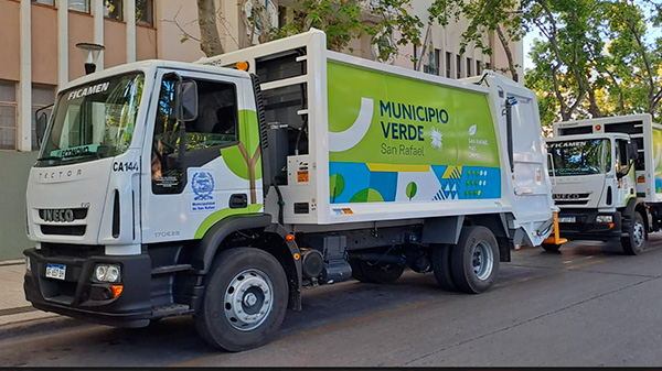 Emir Félix presentó nuevos camiones recolectores que adquirió el municipio