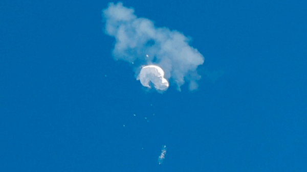 Estados Unidos derribó el globo chino y ahora va tras los restos