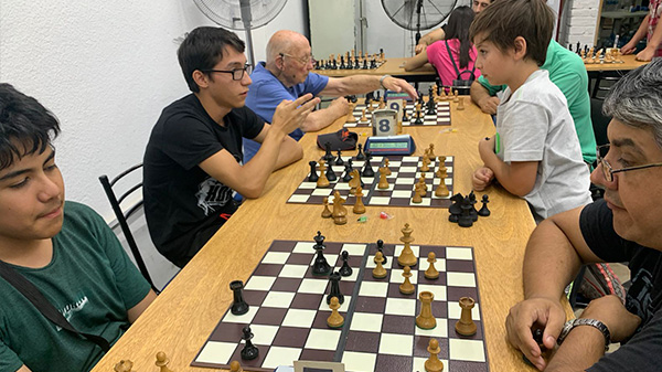 Pablo Vega y Demián Martínez lideran el Torneo rápido de ajedrez “Carnaval 2023”