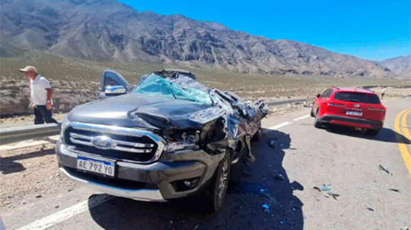 Volcó un camión y chocó a tres autos en una curva de alta montaña