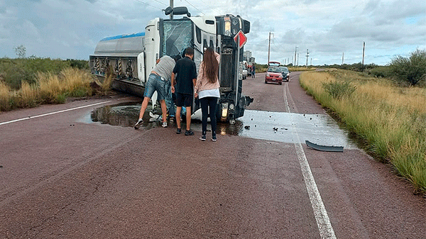 Camión con combustible volcó en la Ruta 171