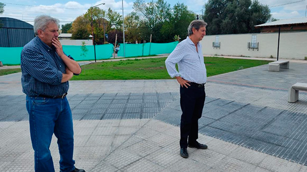 El intendente Félix visitó la plaza de la Ciudad Valenciana antes de su inauguración