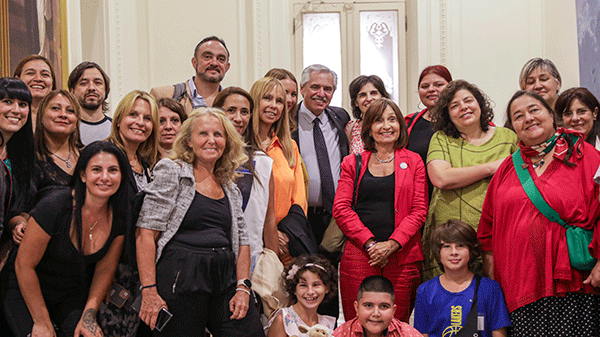 El Presidente recibió a grupos de familias, niñas y niños que impulsaron la Ley Oncopediátrica Argentina