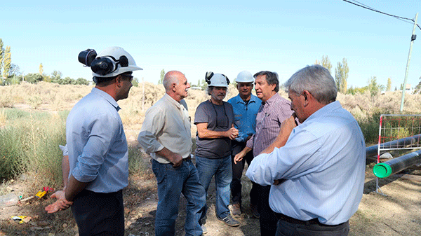 Emir Félix visitó el gasoducto y firmó un convenio para adelantar la finalización de la obra